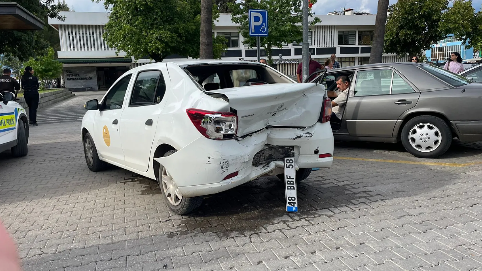 Fethiye Kaymakamlığı önünde kaza: Otomobil ağaca çarparak durabildi