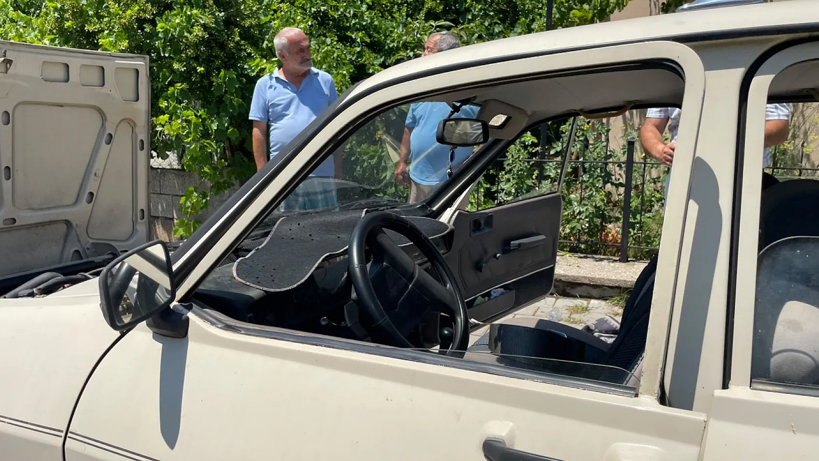 Fethiye Kesikkapı Mahallesi'nde park halindeki araç alev aldı