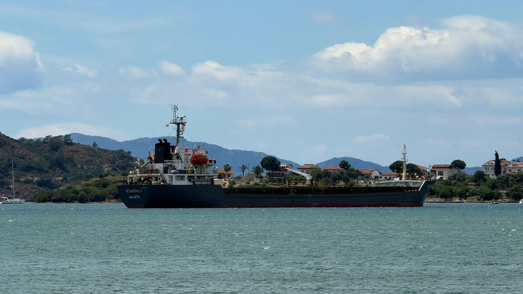 Fethiye Körfezi'nde Yabancı Bayraklı Kargo Gemisi Demirledi