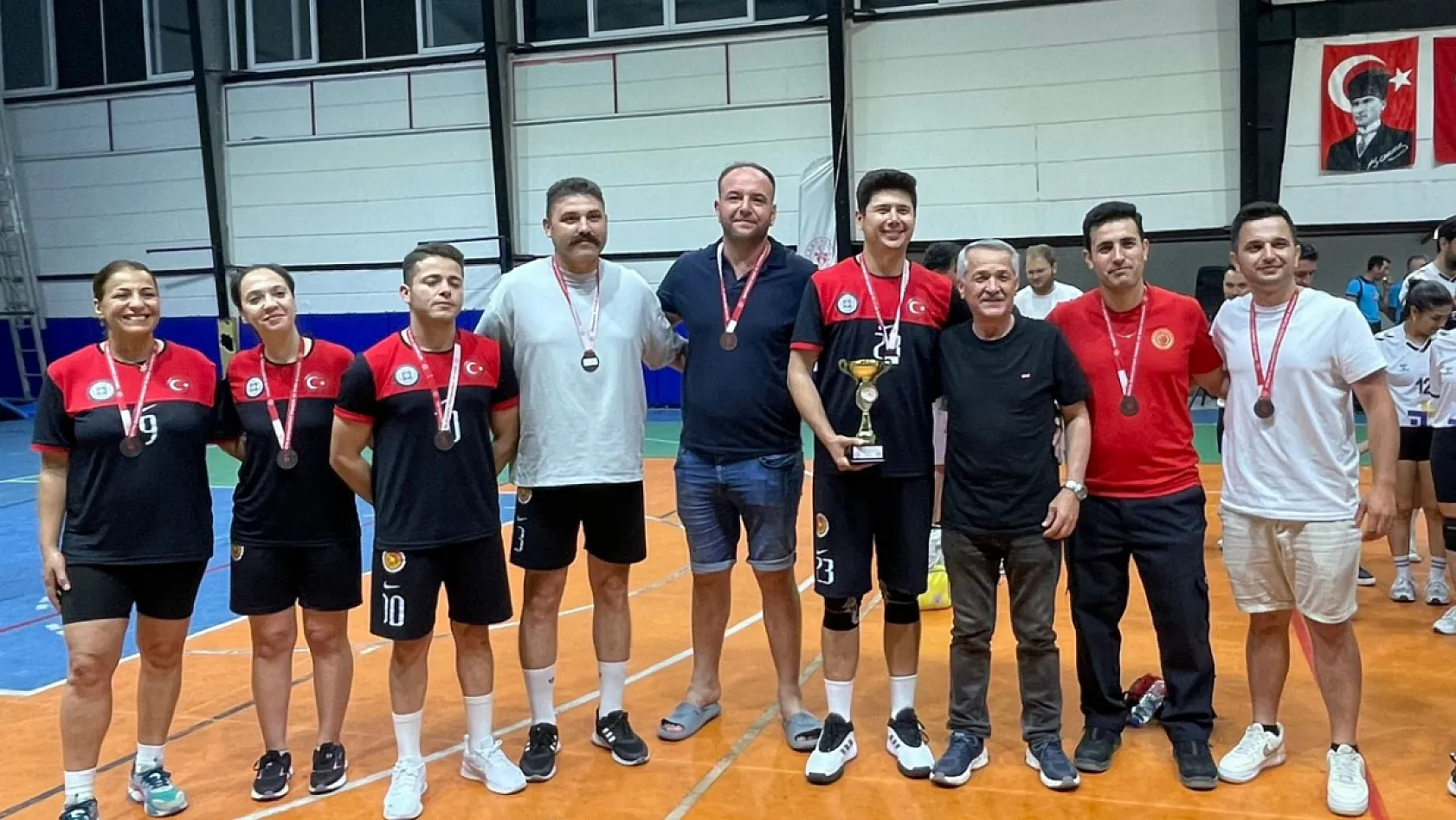 Fethiye Kurumlar Arası Voleybol Turnuvası'nda Şampiyon Esnaf ve Sanatkarlar Odası