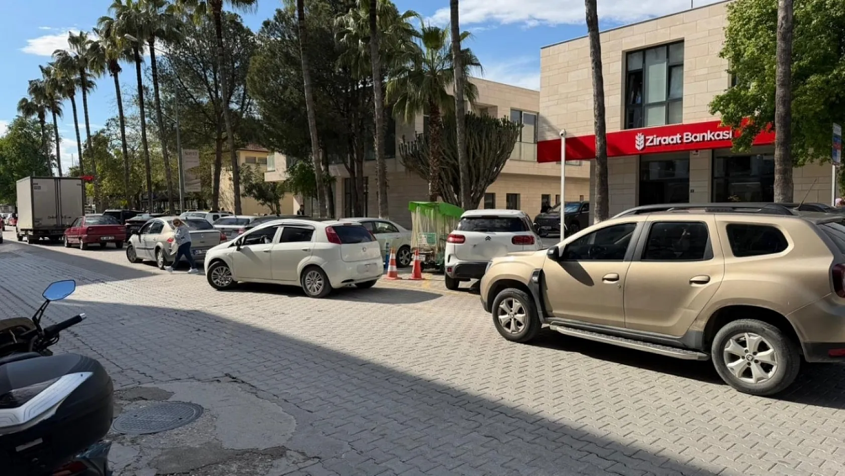 Fethiye merkezde trafik çilesi: Çift sıra park hayatı felç ediyor
