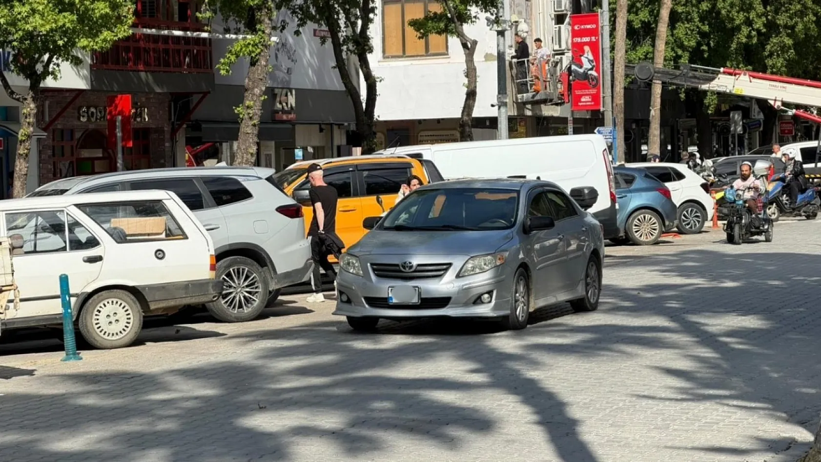 Fethiye merkezde trafik çilesi: Çift sıra park hayatı felç ediyor