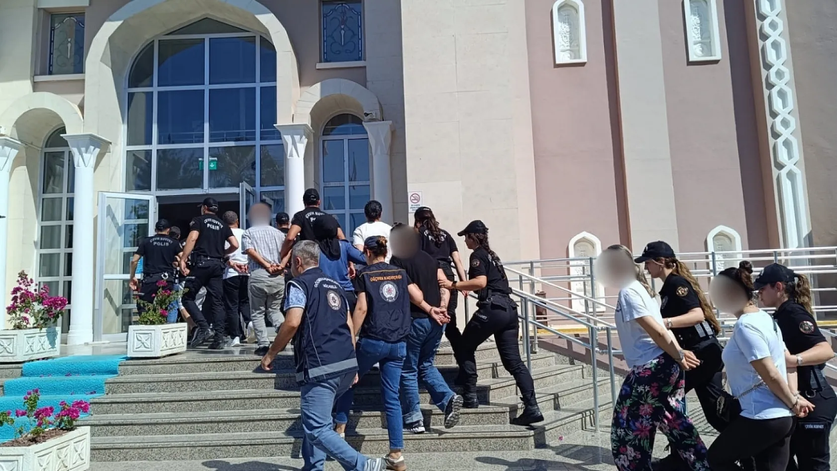 Fethiye merkezli göçmen kaçakçılığı operasyonunda yakalanan 18 şüpheli adliyeye getirildi