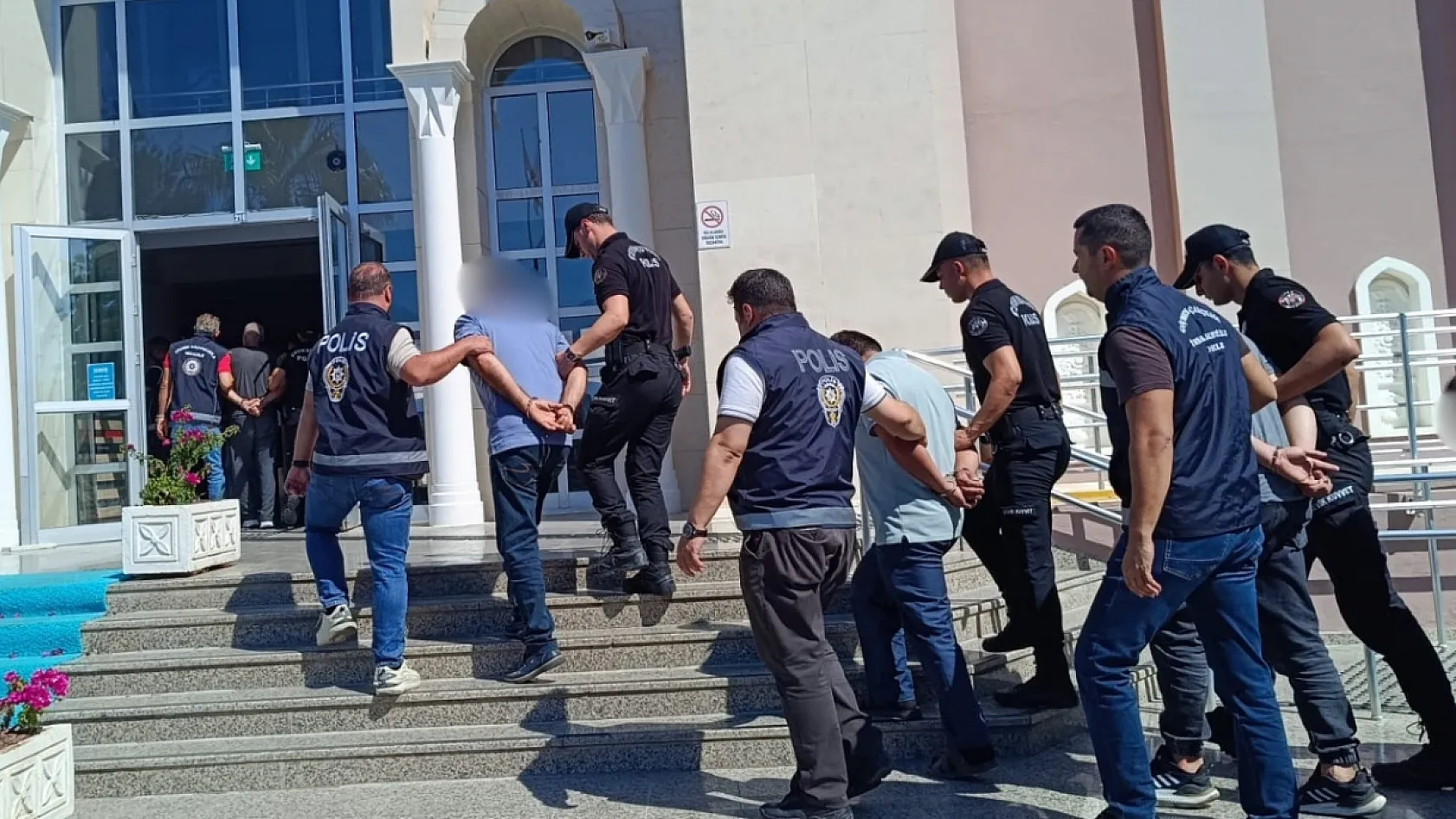 Fethiye merkezli göçmen kaçakçılığı operasyonunda yakalanan 18 şüpheli adliyeye getirildi