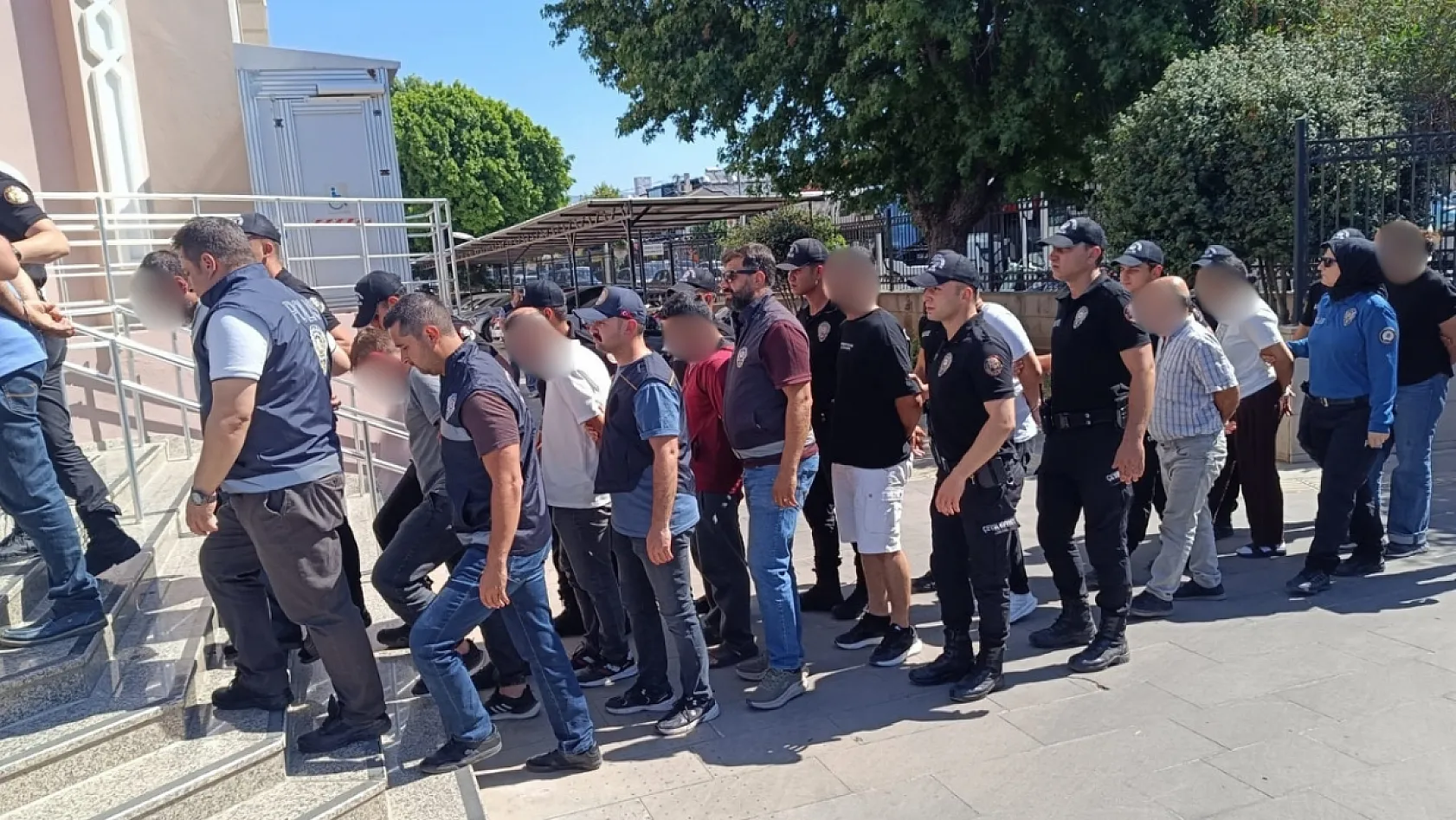 Fethiye merkezli göçmen kaçakçılığı operasyonunda yakalanan 18 şüpheli adliyeye getirildi