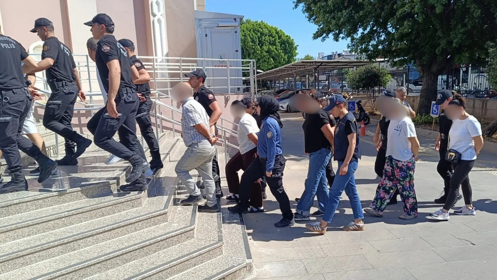 Fethiye merkezli göçmen kaçakçılığı operasyonunda yakalanan 18 şüpheli adliyeye getirildi