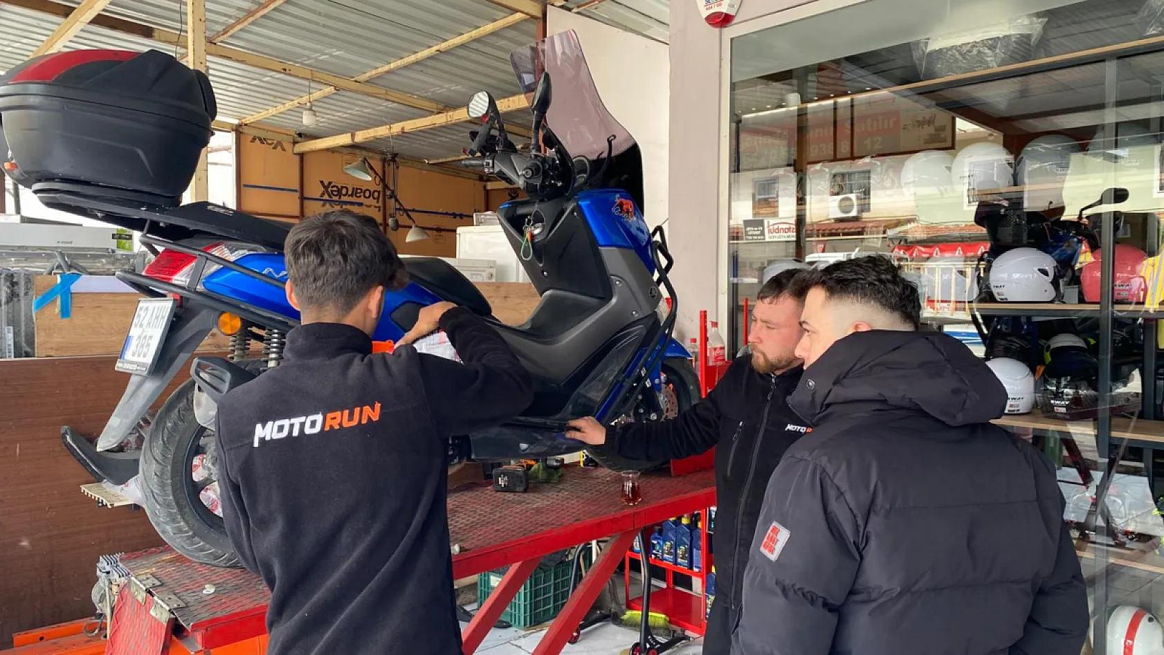 Fethiye Motorun Motosiklet Mağazası'nda bayram öncesi son kontroller yapılıyor