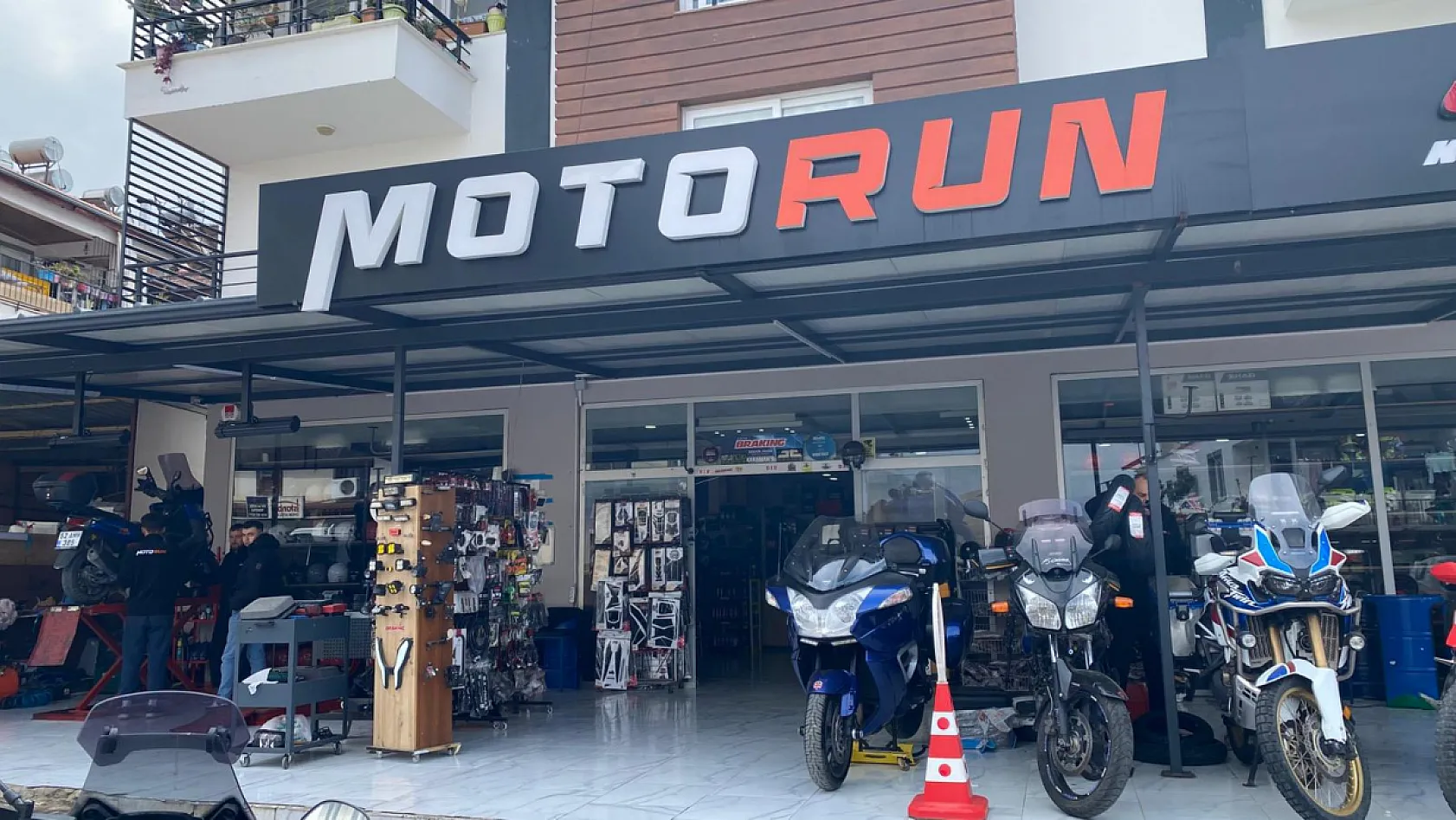Fethiye Motorun Motosiklet Mağazası'nda bayram öncesi son kontroller yapılıyor