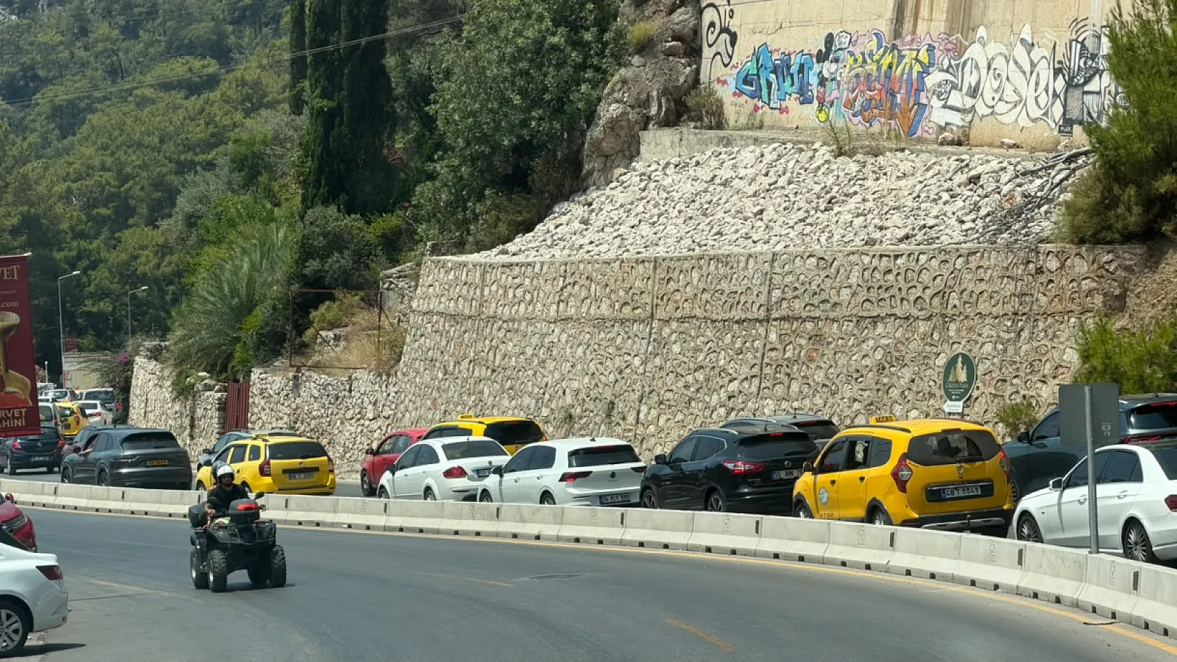 Fethiye-Ölüdeniz yolunda trafik çilesi: Kilometrelerce araç kuyruğu oluştu