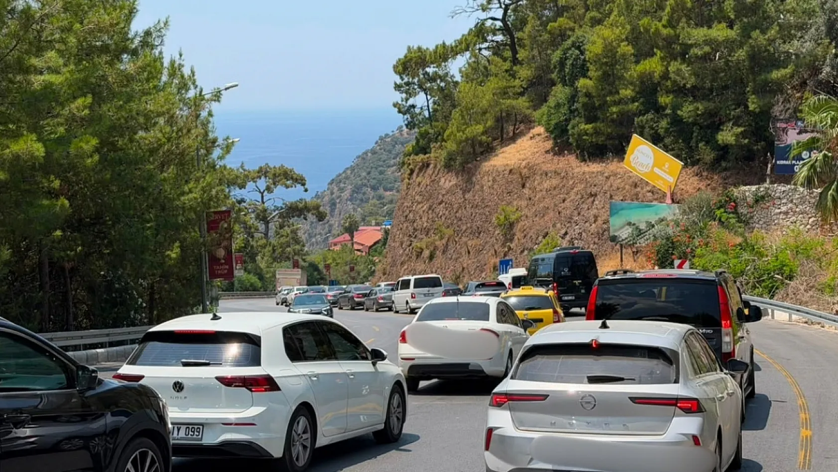 Fethiye-Ölüdeniz yolunda trafik çilesi: Kilometrelerce araç kuyruğu oluştu