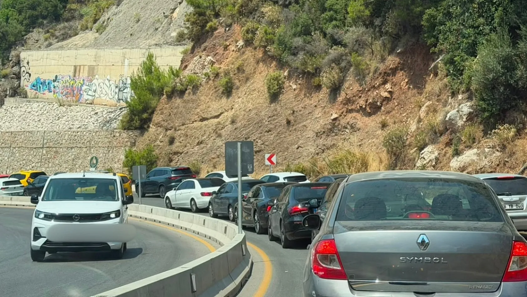 Fethiye-Ölüdeniz yolunda trafik çilesi: Kilometrelerce araç kuyruğu oluştu