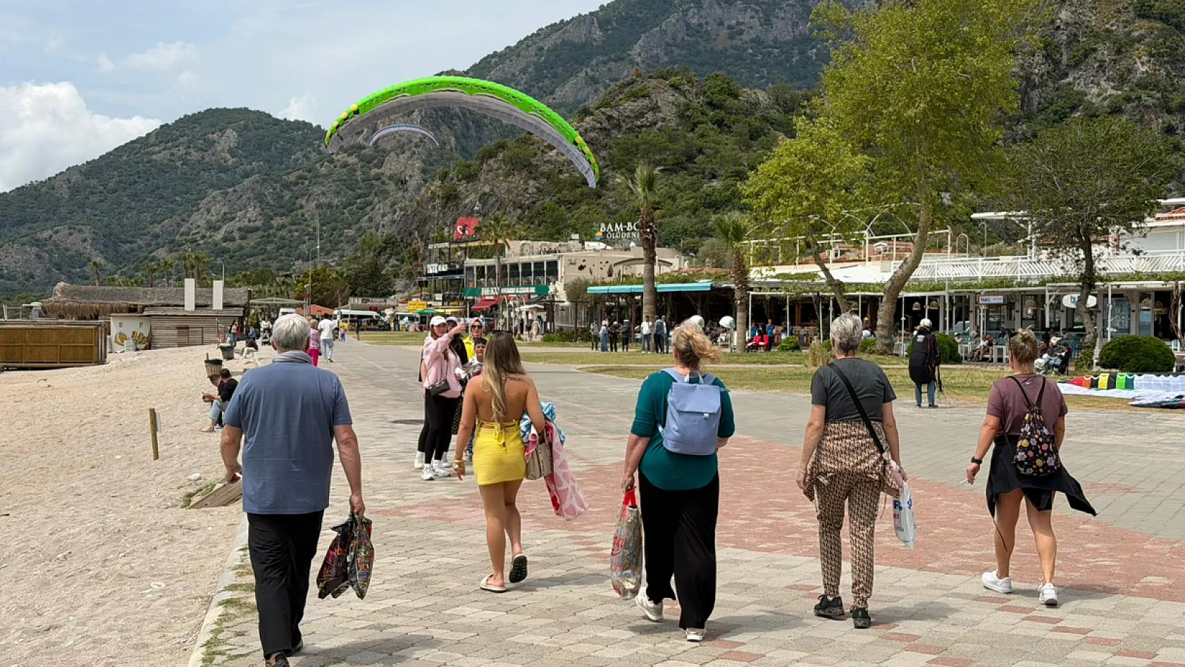 Fethiye Ölüdeniz'de sezon ısındı: Sahillerde yoğunluk artıyor