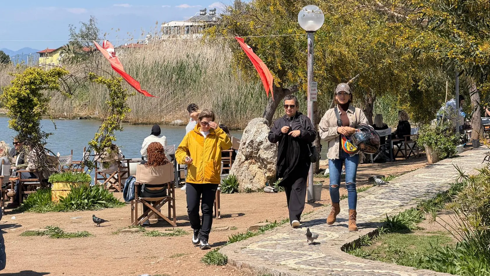 Fethiye Ördek Adası'nda bulutlu hava altında aileler ve kuşlar