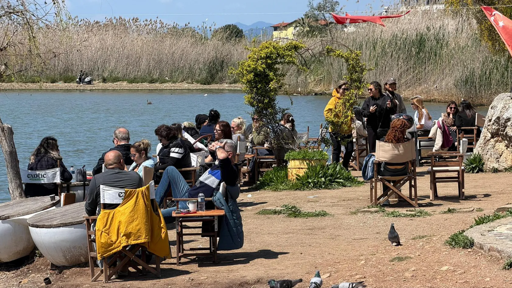 Fethiye Ördek Adası'nda bulutlu hava altında aileler ve kuşlar
