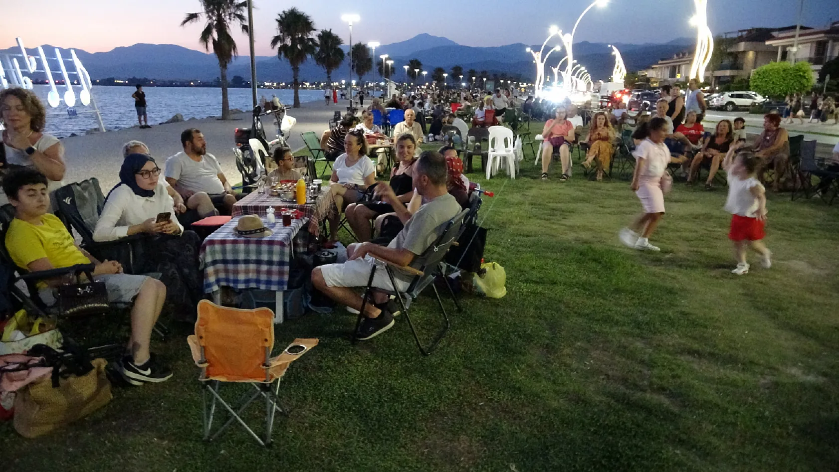 Fethiye Otizm Derneği'nden anlamlı buluşma: Üyeler ve aileler sahilde bir araya geldi