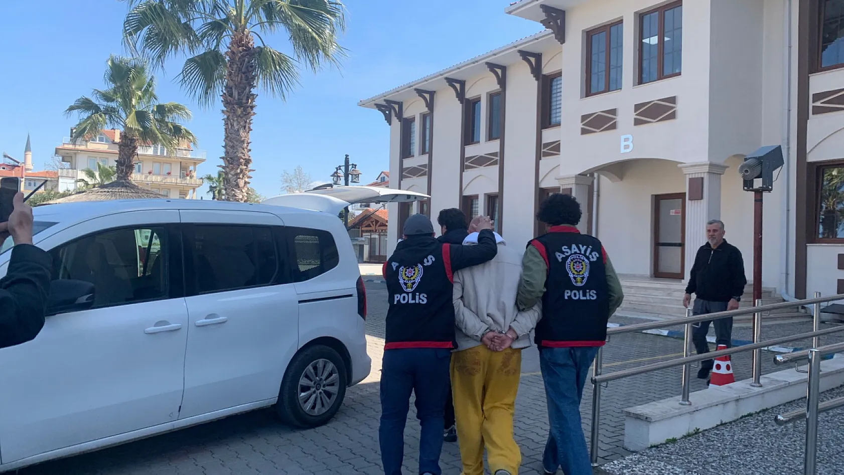 Fethiye polisi olası bir kadın cinayetinin önüne geçti: Şüphelinin evinden cephanelik çıktı