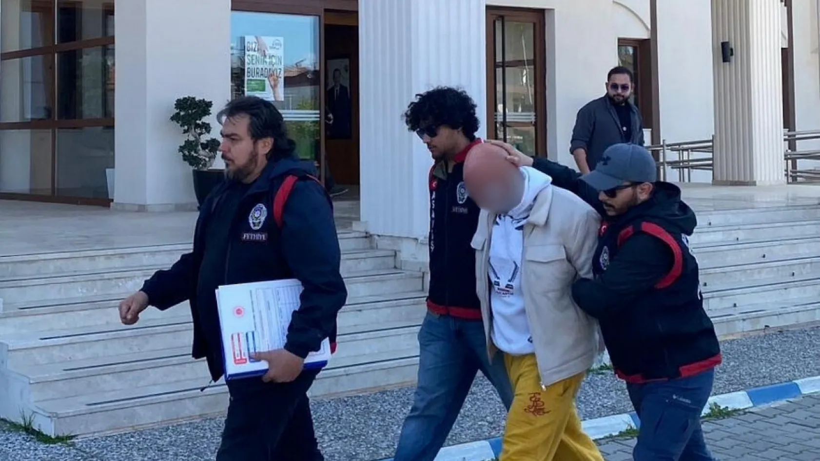 Fethiye polisi olası bir kadın cinayetinin önüne geçti: Şüphelinin evinden cephanelik çıktı