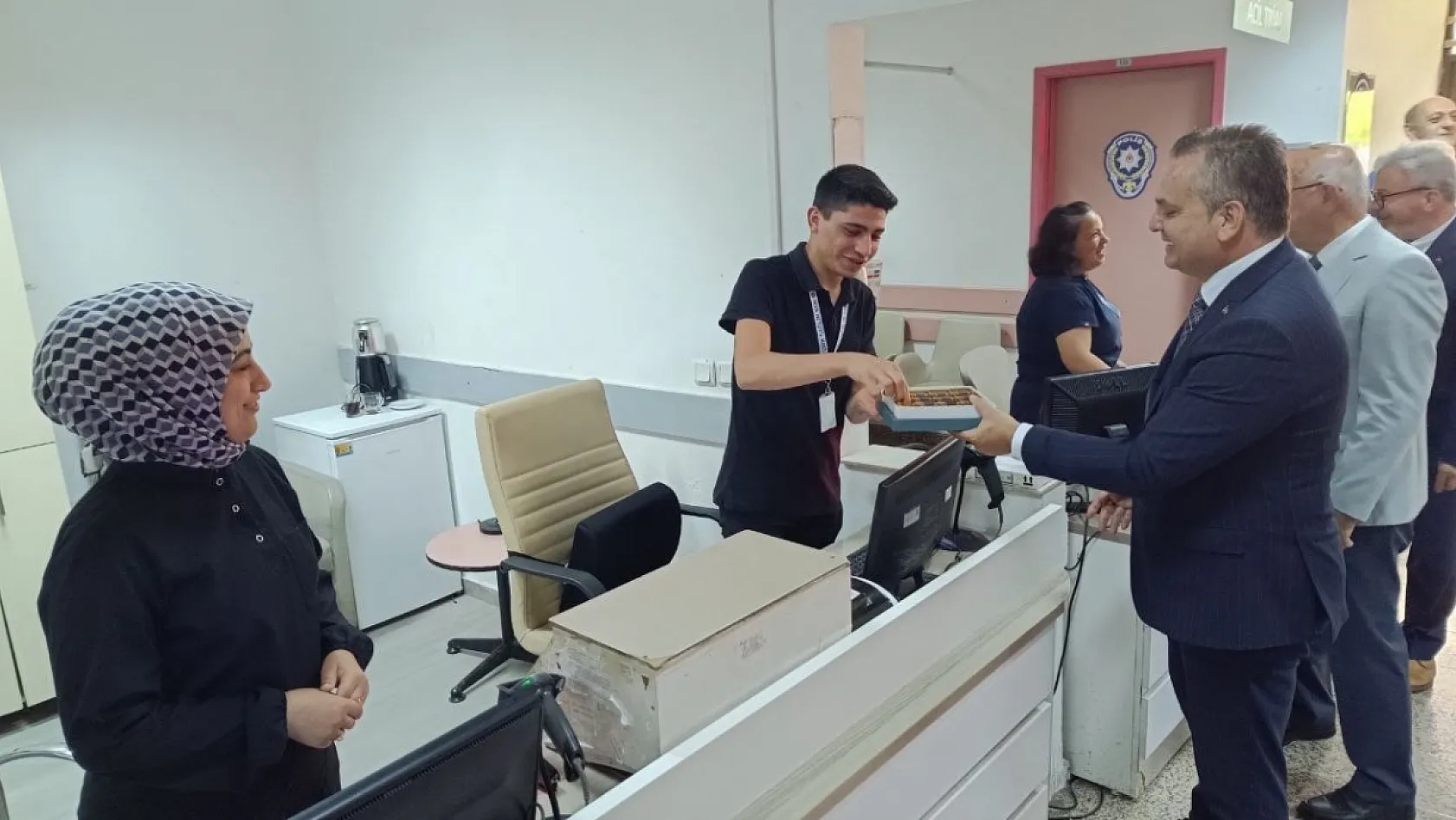 Fethiye Protokolünden Devlet Hastanesi Personeline Bayram Ziyareti