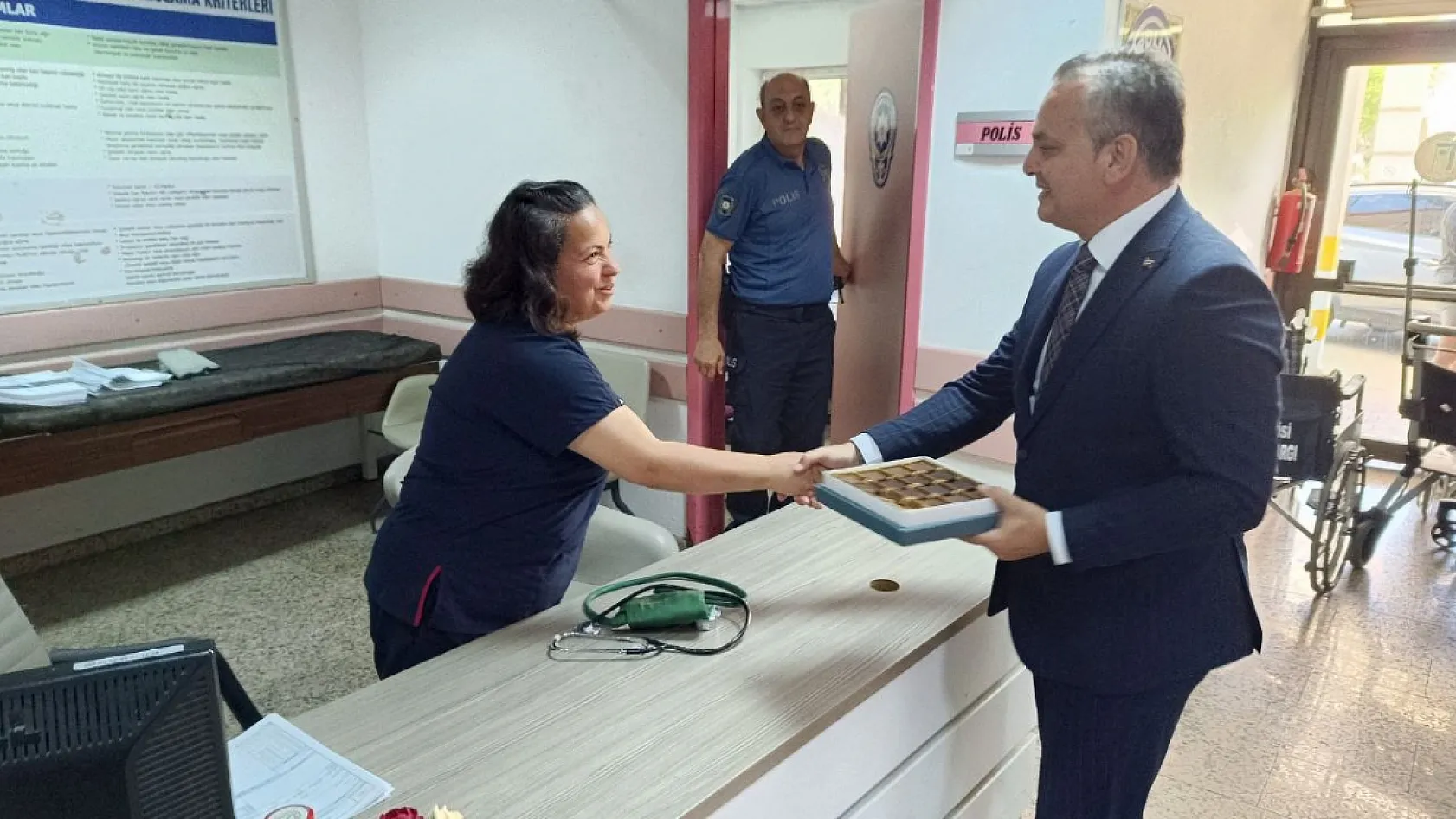 Fethiye Protokolünden Devlet Hastanesi Personeline Bayram Ziyareti