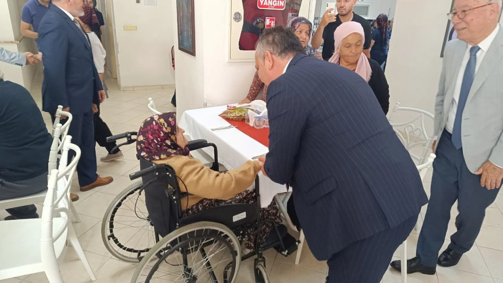 Fethiye Protokolünden Huzurevi Sakinlerine Bayram Ziyareti