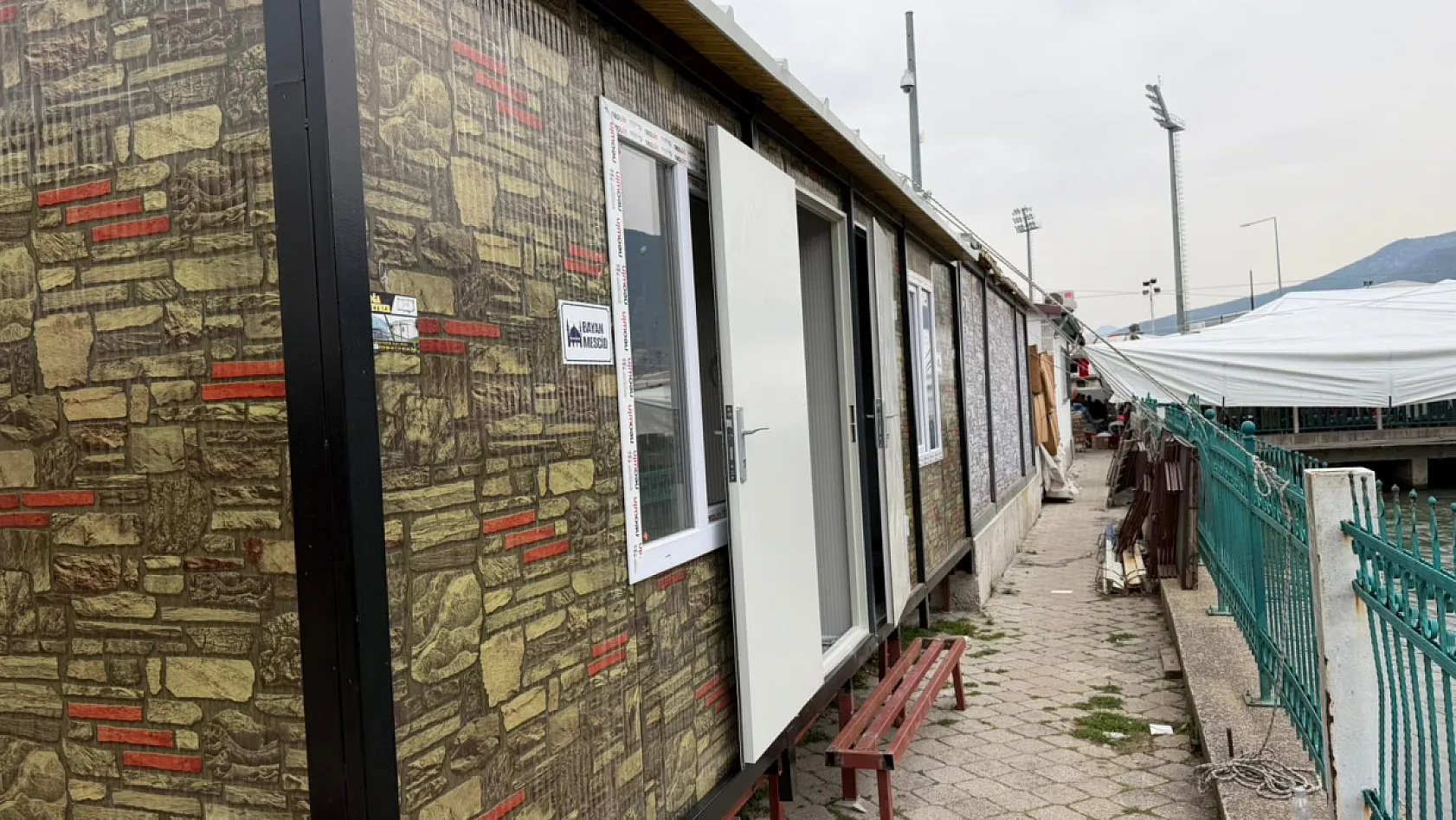 Fethiye Salı Pazarı'na esnaf ve vatandaşlar için 'Mescit'
