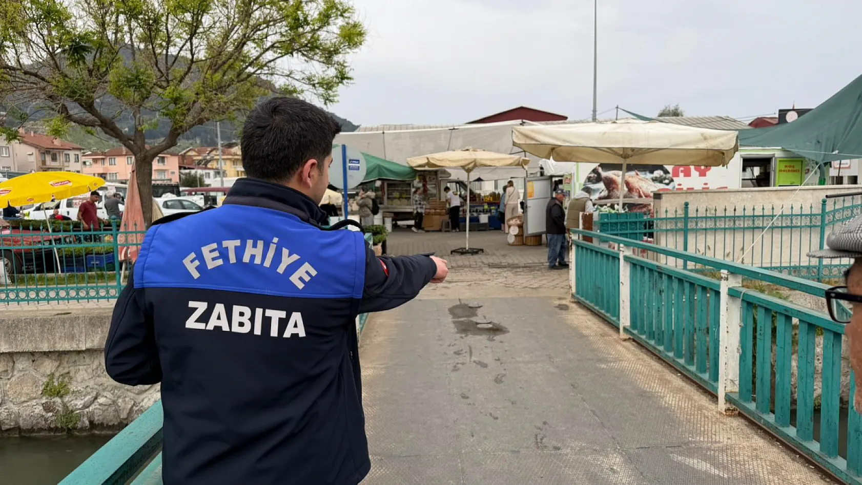 Fethiye Salı Pazarı'nda denetim: Kayıt dışı tezgahlara müdahale