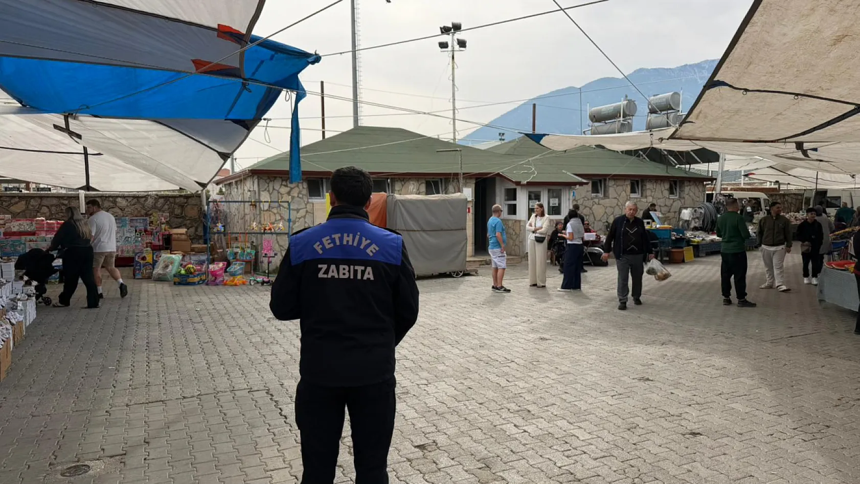 Fethiye Salı Pazarı'nda denetim: Kayıt dışı tezgahlara müdahale
