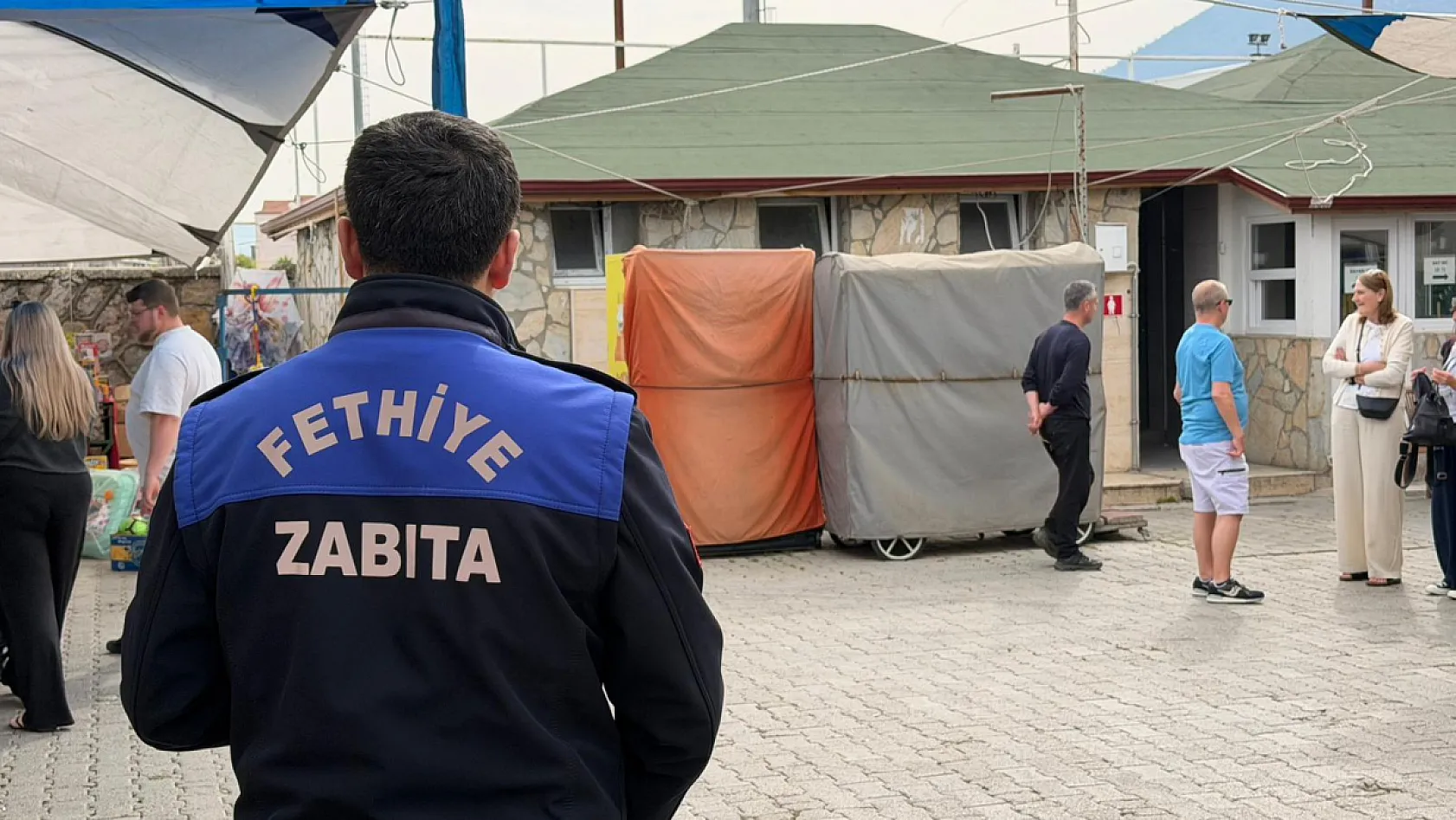 Fethiye Salı Pazarı'nda denetim: Kayıt dışı tezgahlara müdahale