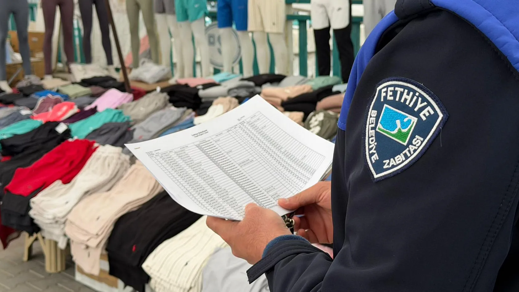 Fethiye Salı Pazarı'nda denetim: Kayıt dışı tezgahlara müdahale