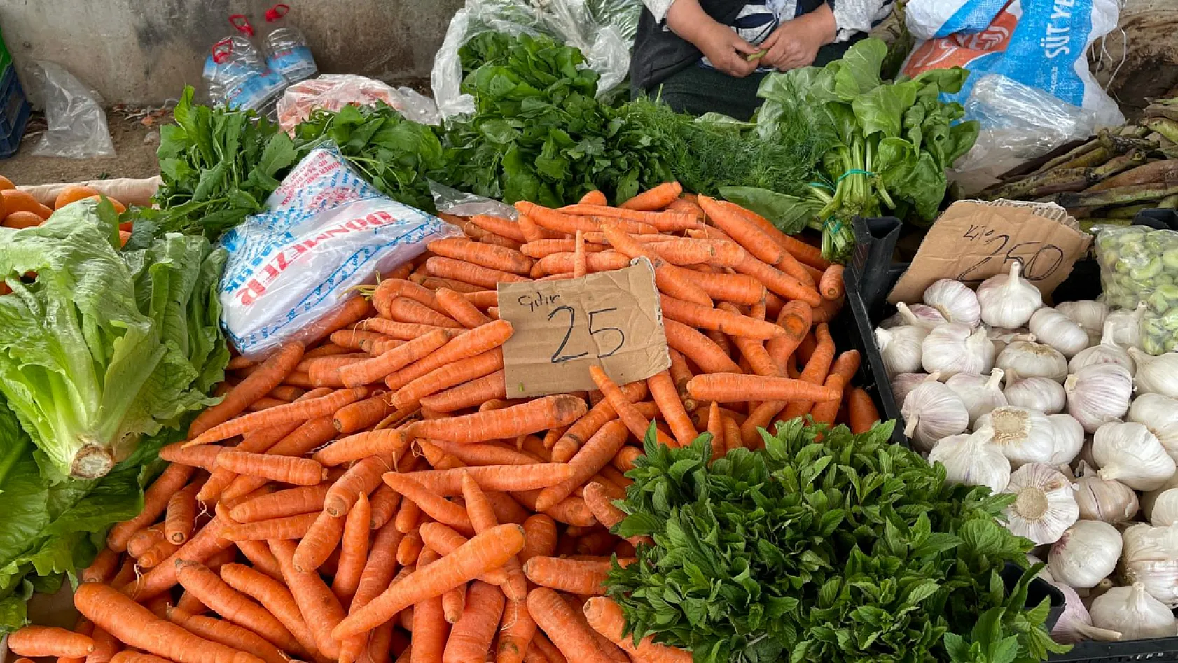 Fethiye Salı Pazarı'nda fiyatlar cep yakıyor: Sezon ürünleri zirvede
