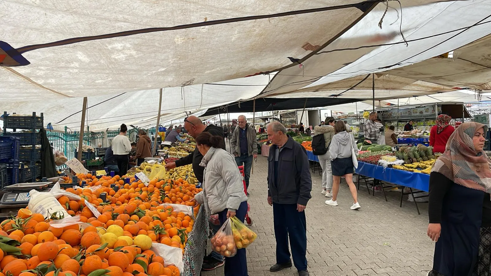 Fethiye Salı Pazarı'nda fiyatlar cep yakıyor: Sezon ürünleri zirvede