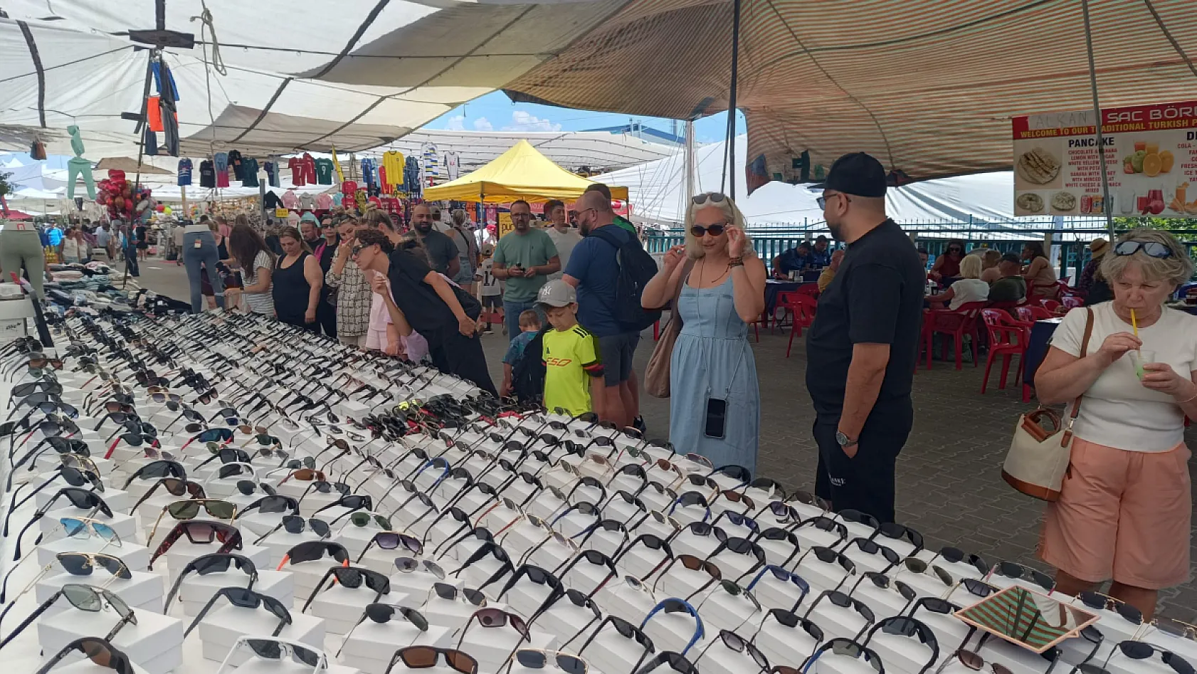 Fethiye Salı Pazarı'nda Gözlükçü Esnafı Okulların Kapanmasını Bekliyor: 'Asıl Hareketlilik O Zaman Başlar'