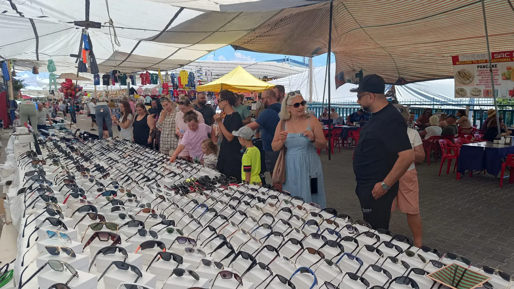 Fethiye Salı Pazarı'nda Gözlükçü Esnafı Okulların Kapanmasını Bekliyor: 'Asıl Hareketlilik O Zaman Başlar'