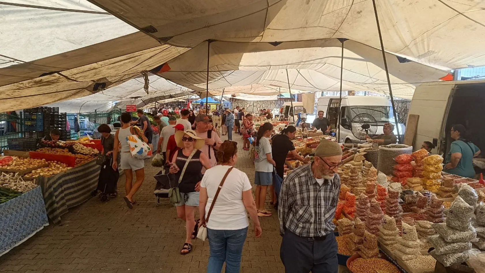 Fethiye Salı Pazarı'nda Güncel Sebze ve Meyve Fiyatları Belli Oldu: Fasulye 150, Barbunya 250 TL