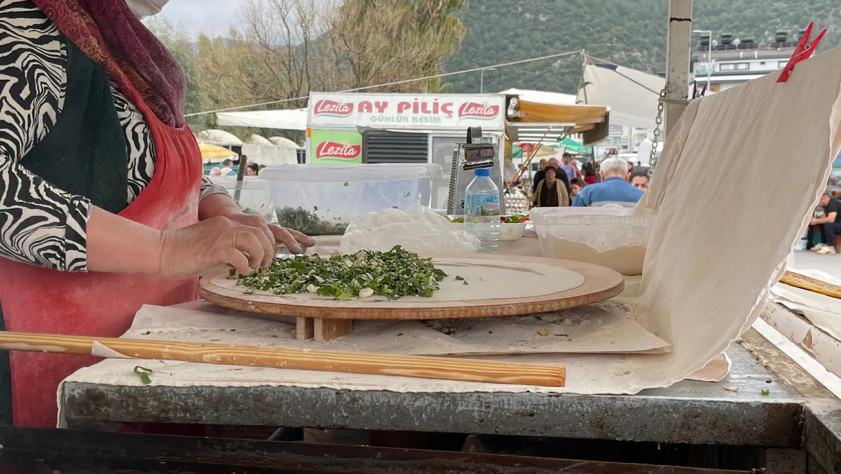 Fethiye Salı Pazarı'nda Lezzet Molası: Taze ve el açması börekler