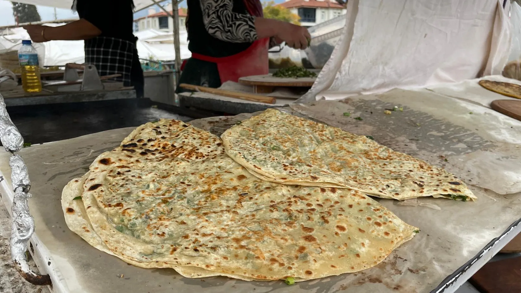 Fethiye Salı Pazarı'nda Lezzet Molası: Taze ve el açması börekler