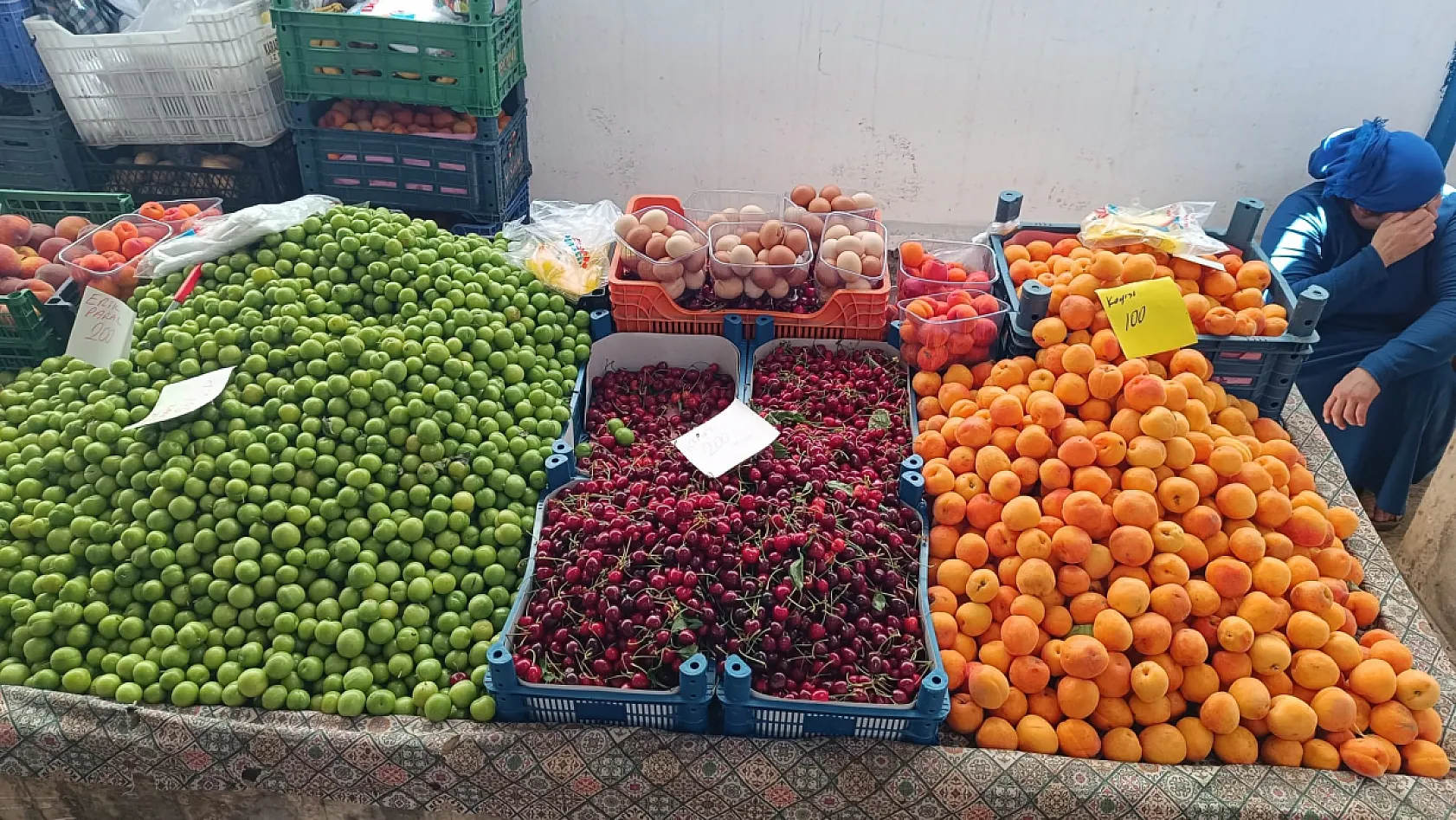 Fethiye Salı Pazarı'nda renkli tezgahlar yaz sofralarını süslüyor