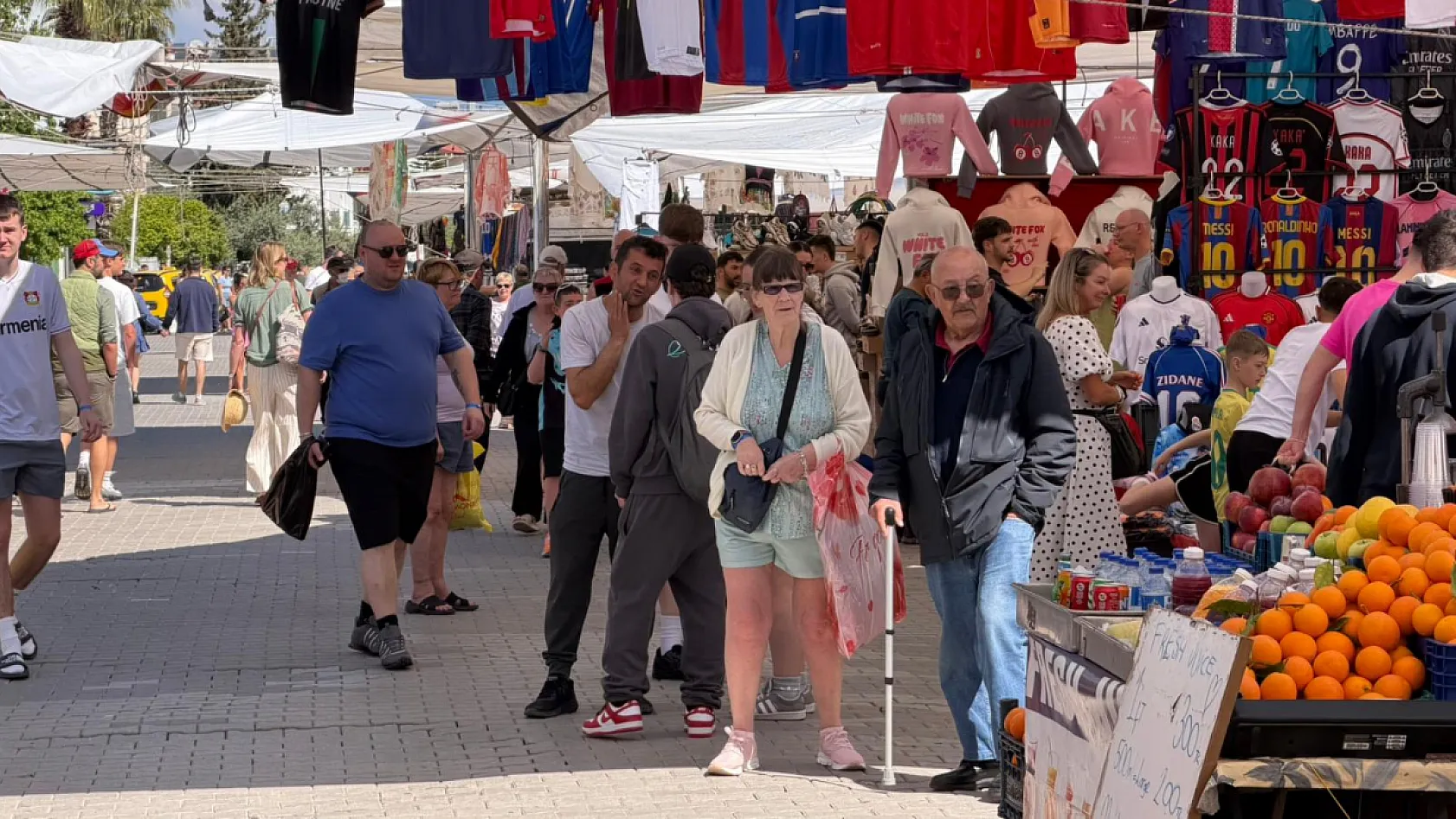 Fethiye Salı Pazarı'nda sezonun ilk turist hareketliliği