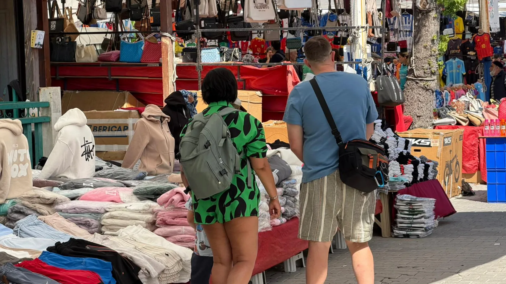 Fethiye Salı Pazarı'nda sezonun ilk turist hareketliliği