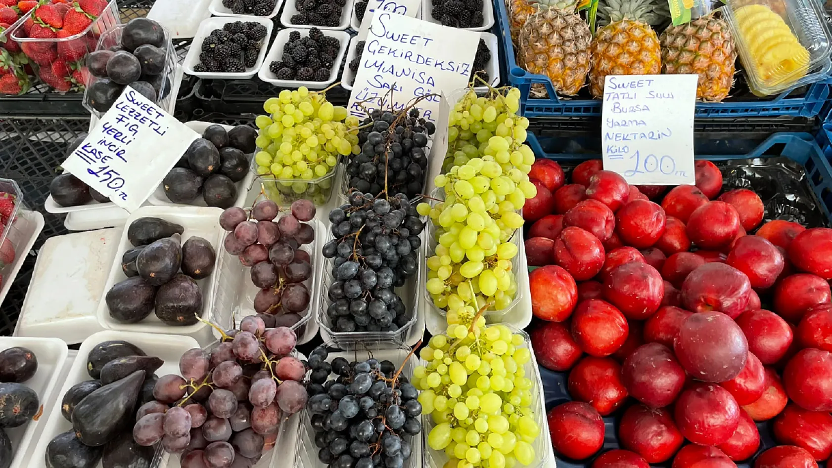 Fethiye Salı Pazarı'nda tezgahlar emek ve bereketle doldu
