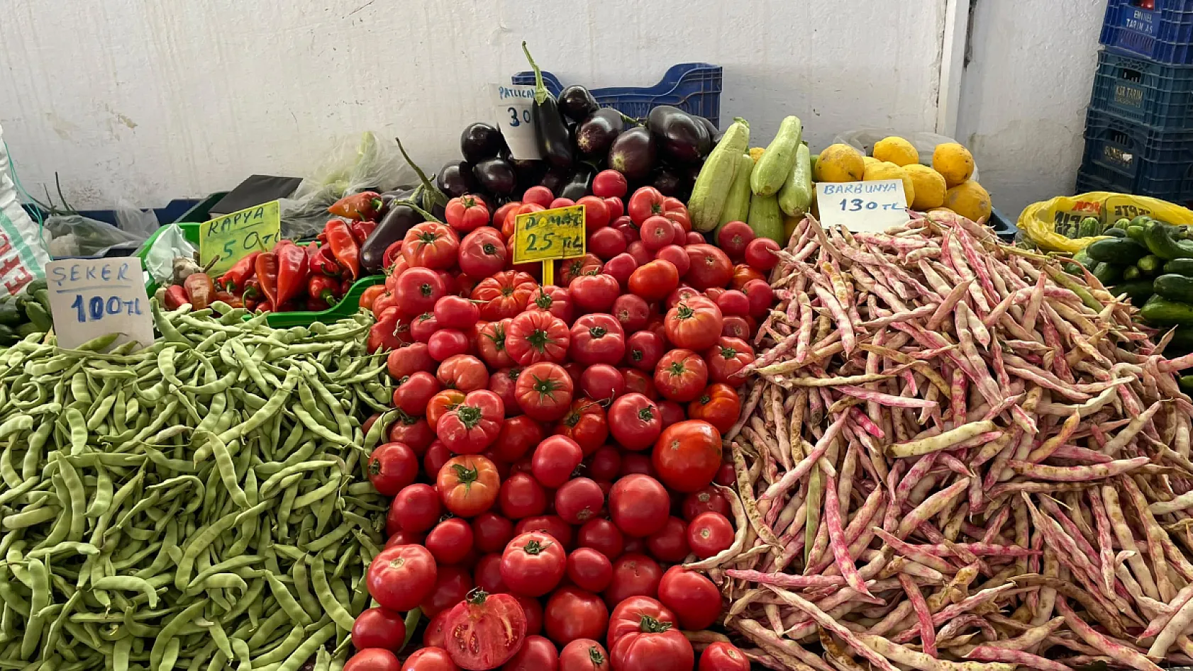 Fethiye Salı Pazarı'nda tezgahlar emek ve bereketle doldu