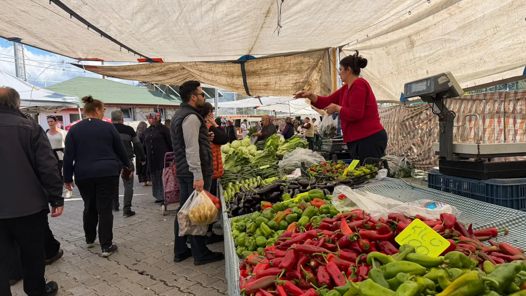 Fethiye Salı Pazarı'nda tezgahlar renklendi, yoğunluk arttı