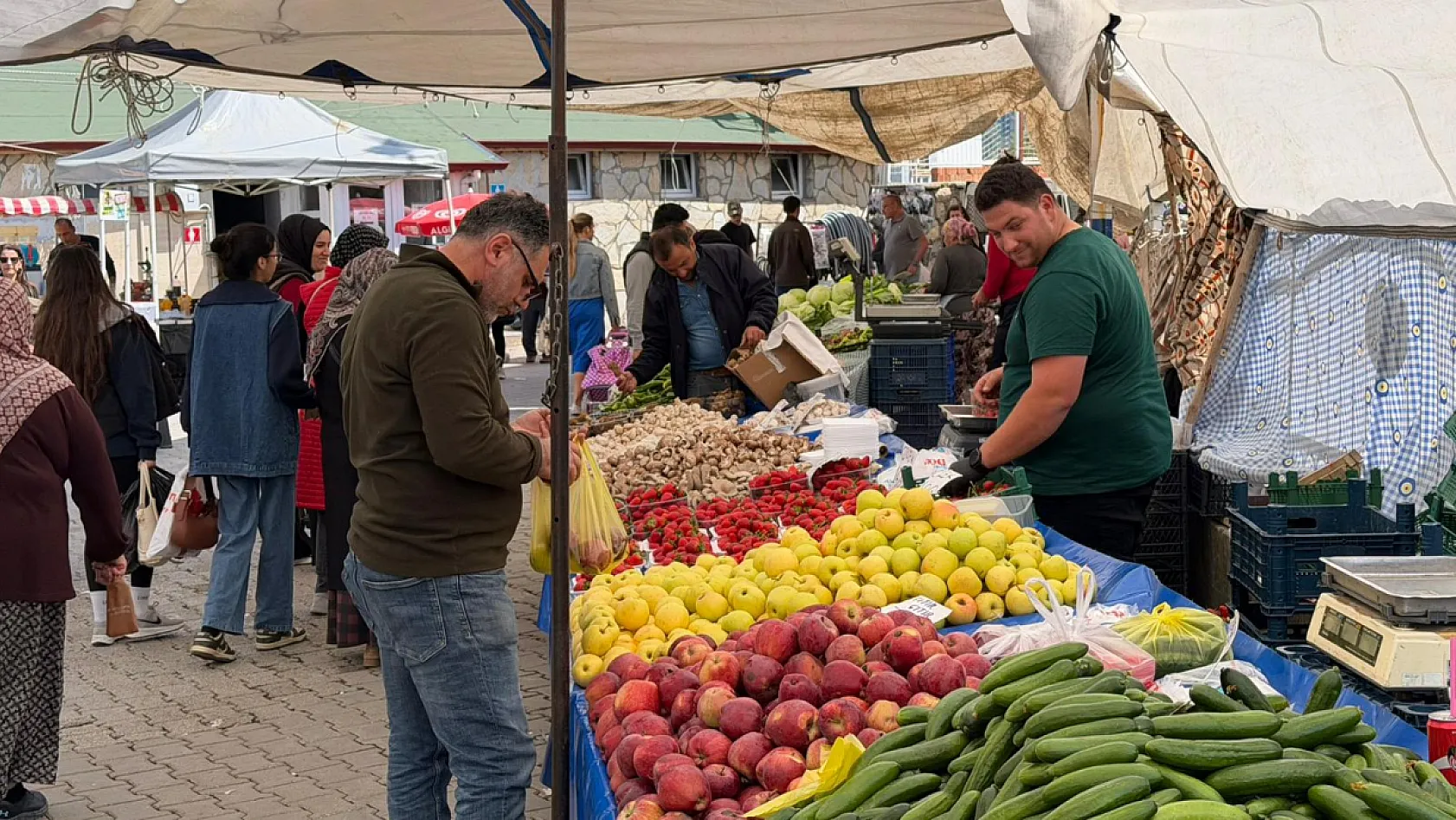 Fethiye Salı Pazarı'nda tezgahlar renklendi, yoğunluk arttı