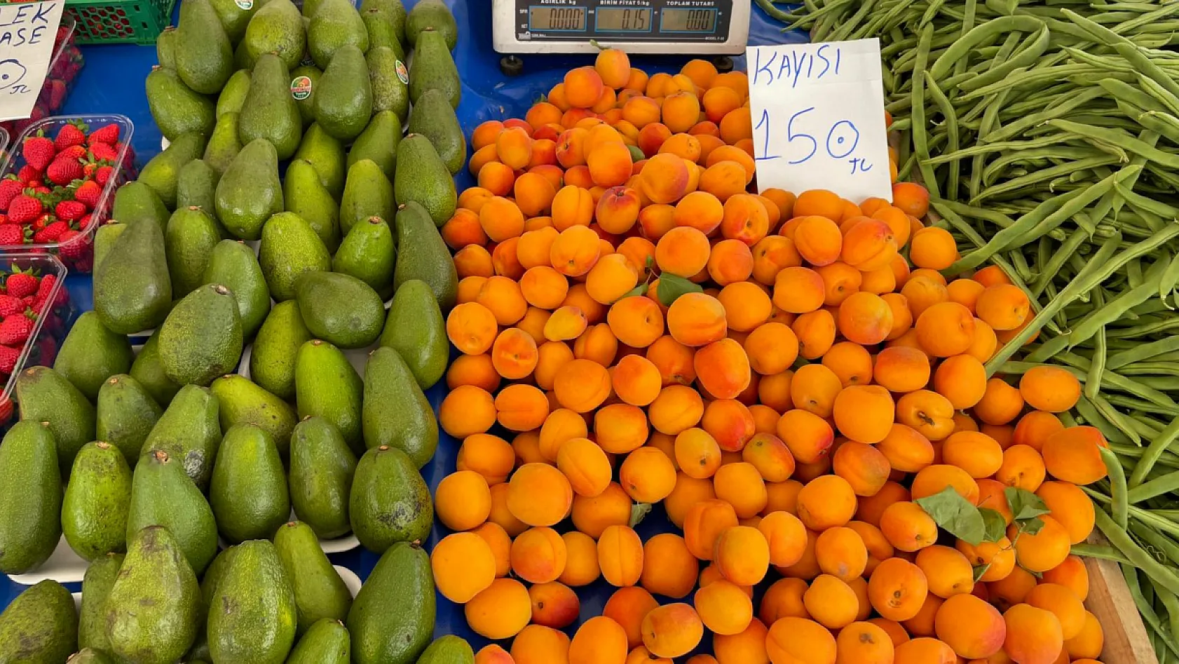Fethiye Salı Pazarı'nda yaz bereketi: Tezgahlar renk renk meyvelerle şenlendi