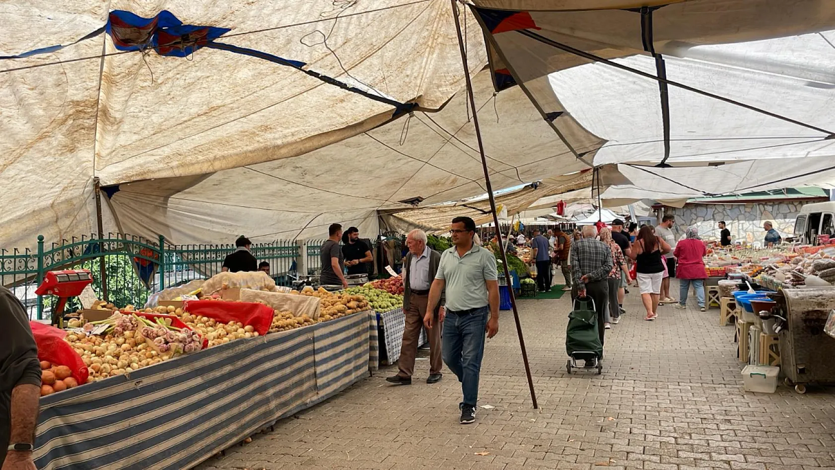 Fethiye Salı Pazarı'nda yaz bereketi: Tezgahlar renk renk meyvelerle şenlendi