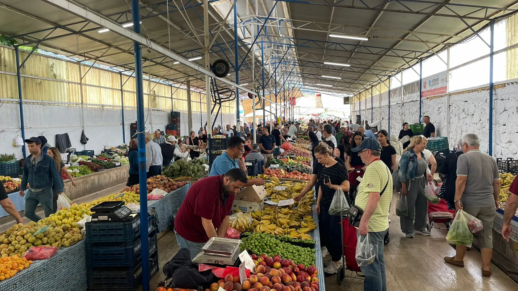 Fethiye Salı Pazarı'nda yaz bereketi: Ürün çeşitliliği arttı, bazı fiyatlar cep yaktı
