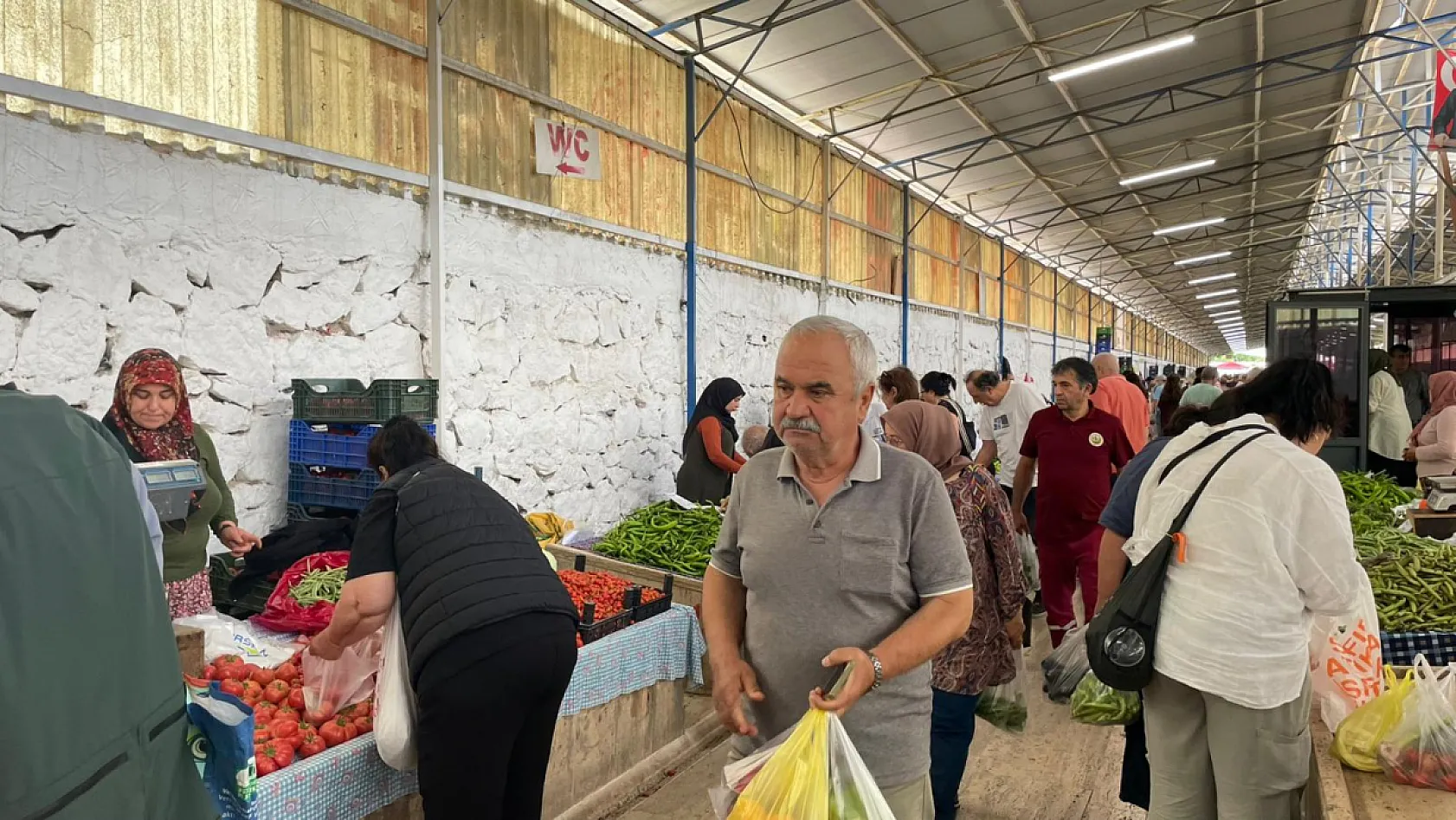 Fethiye Salı Pazarı'nda yaz bereketi: Ürün çeşitliliği arttı, bazı fiyatlar cep yaktı