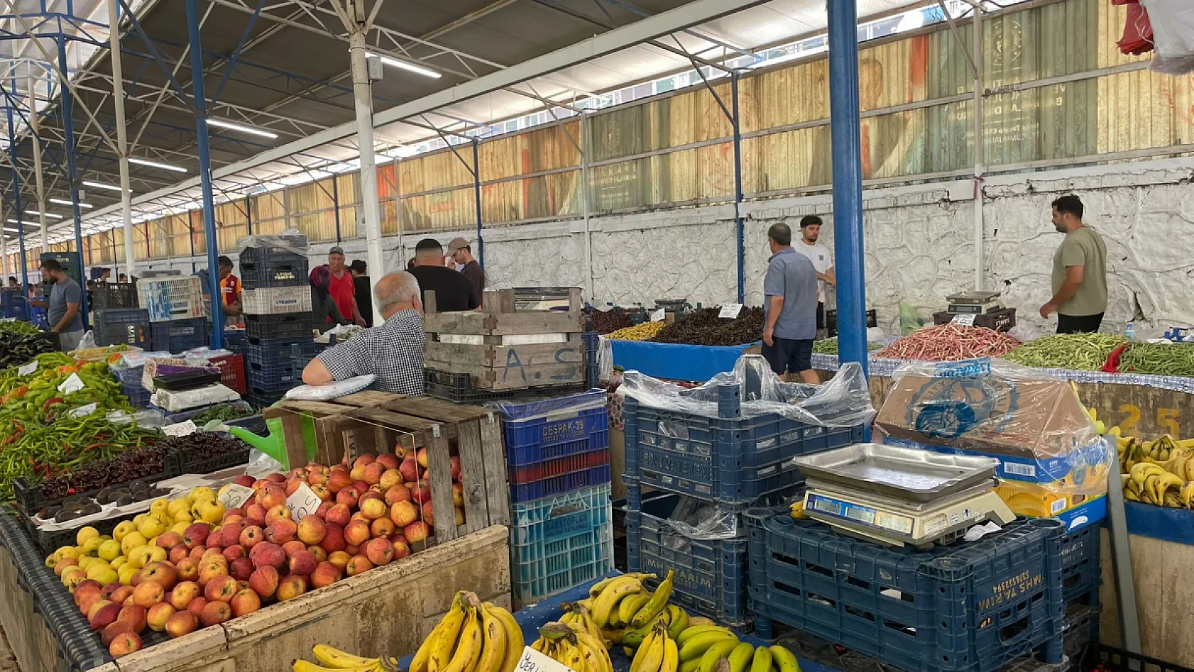 Fethiye Salı Pazarı'nda yazın etkisi: Tezgahlarda sebze ve meyve çeşidi yoğunluğu