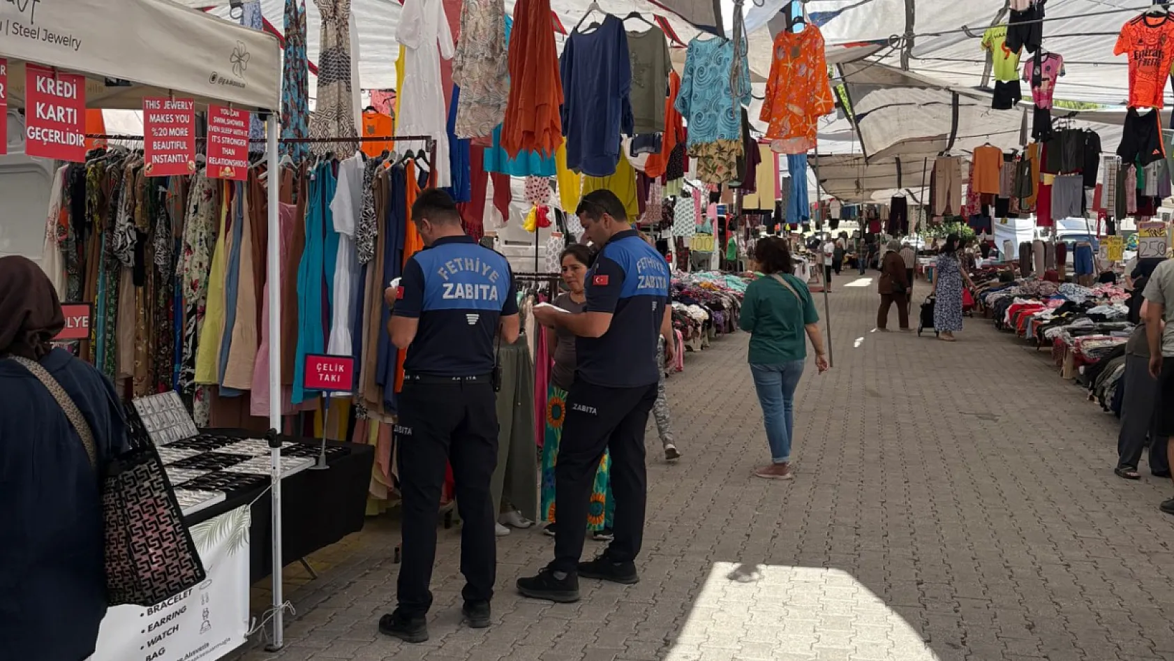 Fethiye Salı Pazarı'nda zabıta ekiplerinden kapsamlı denetim