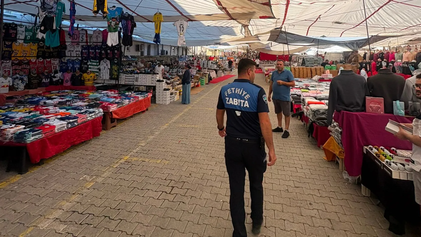 Fethiye Salı Pazarı'nda zabıta ekiplerinden kapsamlı denetim